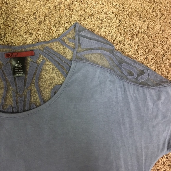 Red by BKE Embroidered mesh split back top - Small - Picture 5 of 6